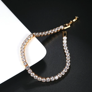 Detailansicht eines 4mm Gold-Tennisarmbands mit runden Zirkonia in einer Krappenfassung