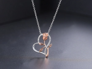 Detailansicht Herzanhänger mit roségoldener Rose und funkelnden Zirkonsteinen
