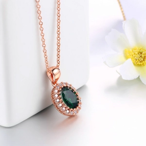 Classica collana in oro rosa con pendente in zircone smeraldo ovale e alone bianco