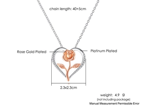 Detailansicht des Herz-Rosen-Anhängers mit Maßen 2.3x2.3cm und 40+5cm Kettenlänge
