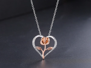 Makroaufnahme des herzförmigen Anhängers mit Roségold-Rose und Zirkonia-Besatz