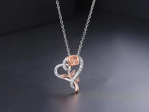 Makroaufnahme des zweifarbigen Herzanhängers mit Rose und Mikrozirkonia-Besatz