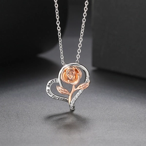 Zweifarbige Herzanhängerkette mit Rose, Kristallen und Liebesgravur für Frauen