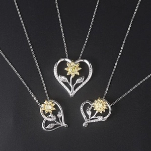 Détail du collier cœur tournesol avec gravure You are my sunshine et zircons brillants