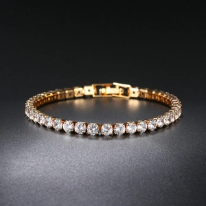 Détail du bracelet tennis doré à l'or avec zircons étincelants et fermoir à rabat sécurisé
