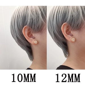 Ronde zirkonia oorknopjes in goud, vergelijking van 10 mm en 12 mm afmetingen