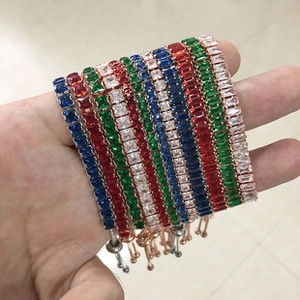 Gros plan de bracelets de tennis avec zircons multicolores et chaîne réglable coulissante