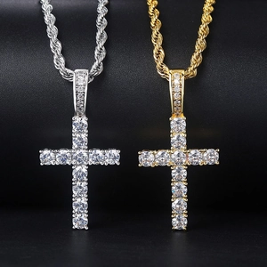 Detail van zilveren en gouden hiphop kruis hangers met 4mm zirkonia edelstenen