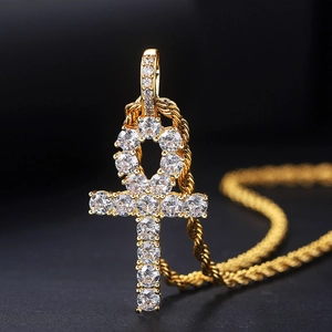 Gouden Ankh-kruis hanger ketting met zirkonia kristallen aan een gedraaide touwketting