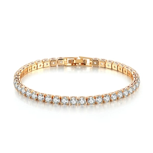 Klassisches Tennisarmband Gold mit 4mm Zirkonia auf weißem Hintergrund mit Reflexion