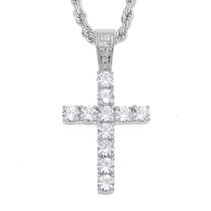 Detailopname van hiphop-kruishanger met 4mm zirkoon en zilveren gevlochten ketting