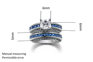 Macro-detail van blauwe spinel verlovingsringen met zilveren plating en zirkonia-stenen