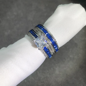 Klassieke stapelbare ringen met blauwe zirkoon prinses geslepen en witgouden plating