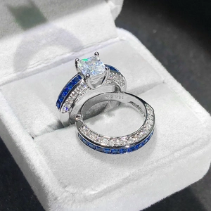 Klassieke set van zirkonia ringen met blauwe spinel in een witte luxe sieradendoosje