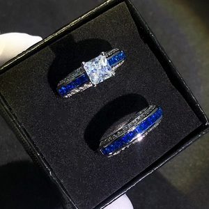 Detailopname van vierkante zirkoon en blauwe spinelstenen in zilveren ringenset