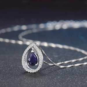 Collana a goccia alla moda con zircone blu scuro a forma di pera e catena d'argento
