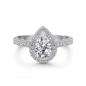 Anello di fidanzamento a goccia con zircone halo e fascia in argento su sfondo bianco