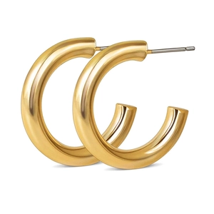 Detailansicht der goldplattierten, 5 mm dicken C-förmigen Creolen mit poliertem Metall-Finish