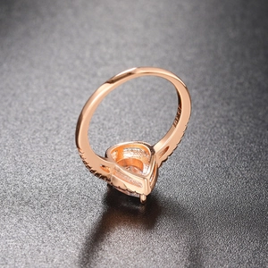 Dettaglio macro dell'anello a goccia oro rosa con incisione 18K GP e micro-pave cristalli