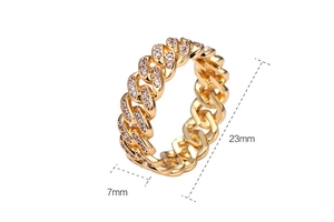 Dettaglio della larghezza di 7mm e diametro di 23mm dell'anello a catena cubana oro