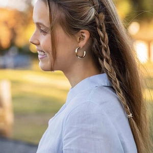 Polierte 5mm hohle goldene C-Form Creolen für Damen, Seitenansicht an einem Modell