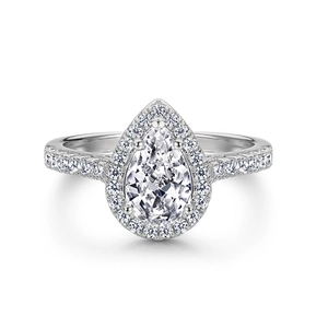 Dettaglio macro dell'anello a goccia con alone di diamanti e fascia pavé in metallo lucido