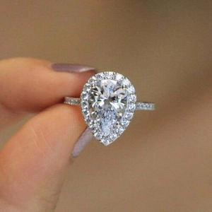 Anello con zircone a goccia e micro-pavé su fascia argentata dallo stile elegante