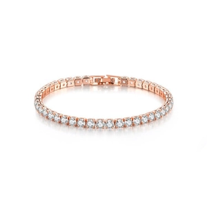Nahaufnahme von Roségold Tennisarmband mit runden Zirkonia in einer Vier-Krallen-Fassung