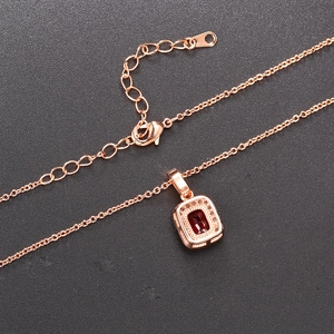 Collier minimaliste plaqué or avec pendentif carré en pierre rouge et zircons