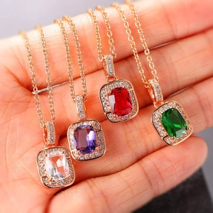Collier élégant avec pendentif en zircon coloré taille émeraude et finition or rose