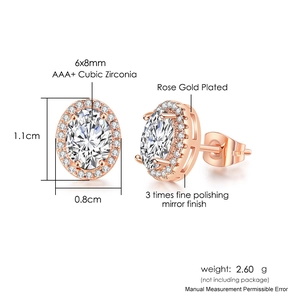 Dettaglio di orecchini ovali in oro rosa con incastonatura di zirconi cubici AAA+
