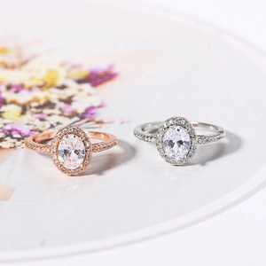 Set gioielli classico con anelli halo in zirconia ovale, finiture oro rosa e argento