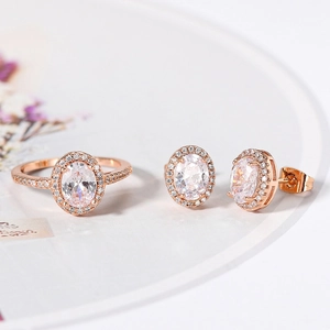 Dettaglio di parure in oro rosa con zirconi ovali e micro-pave di cristalli su anello