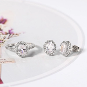Set di gioielli classici in argento con anello halo ovale e orecchini a lobo in cristallo