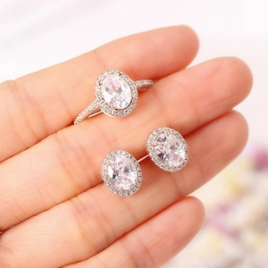 Dettaglio del set di gioielli con cristallo ovale, orecchini e anello stile halo