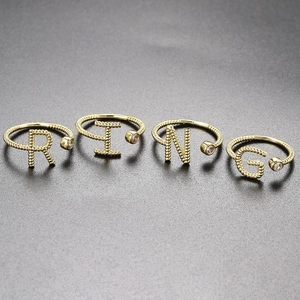 Kreative verstellbare Goldbuchstaben-Ringe mit gedrehtem Design und Zirkonia-Stein