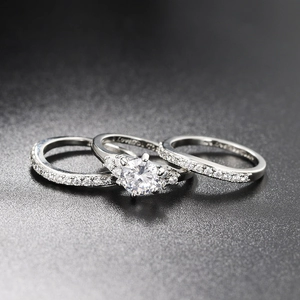 Nahaufnahme des dreiteiligen Brautring-Sets mit Love- und S925-Gravuren in Silber