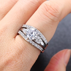 Dreiteiliges Brautring-Set mit Zirkonia-Steinen an der Hand eines Modells