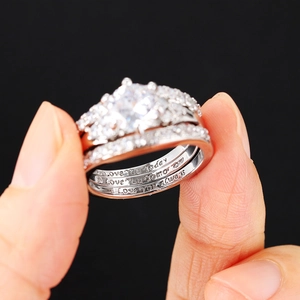 Details des dreiteiligen Verlobungsring-Sets mit gravierten I Love You Botschaften