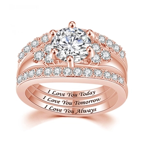 Detail von Roségold-Ehering-Set mit 'I Love You'-Gravur und funkelnden Zirkonia-Steinen