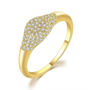 Détail d'une bague plaquée or 14k avec micro-pavage de zircons cubiques