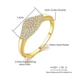 Bague plaquée or 14 carats sertie de zircons avec plateau bouclier de 1,4 cm
