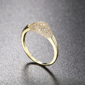 Bague plaquée or 14 carats avec micro-pavage de zircons sur fond sombre élégant