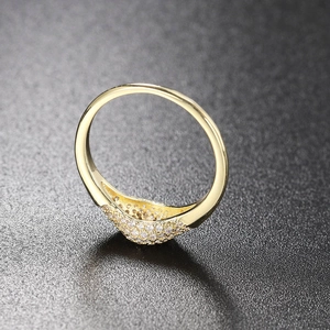 Vue détaillée d'une bague plaquée or 14 carats avec un sertissage brillant en micro-pavé
