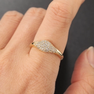 Détail d'une bague plaquée or 14 carats avec micro-pavé de zircons sur la surface