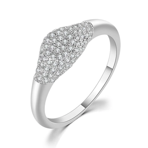 Vue détaillée d'une bague argentée avec micro-pavé de zircones et fini poli