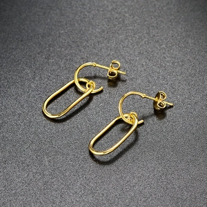 Elegante goldene Gliederohrringe mit poliertem C-förmigem Anhänger im Minimal-Stil
