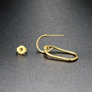 Detailansicht goldener ovaler Tropfenohrringe mit Hochglanzfinish und Metallsteckern