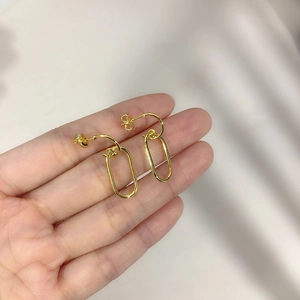Modische ovale goldene C-Creolen für Damen präsentiert auf einer Handfläche