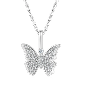 Makro-Detail der silbernen Schmetterling-Halskette mit glänzenden Zirkoniasteinen und O-Kette